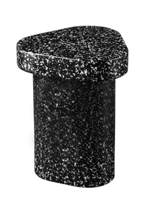 Superpop Couchtisch von Miniforms, geeignet für drinnen und draußen, aus schwarzem Terrazzo.