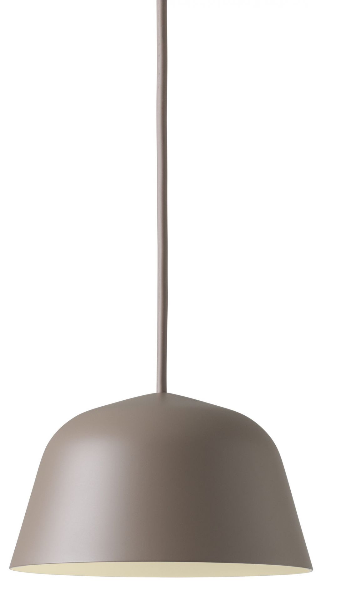Nahaufnahme der Muuto Ambit Pendelleuchte 16.5 in Taupe, moderne Hängelampe für Wohnräume.