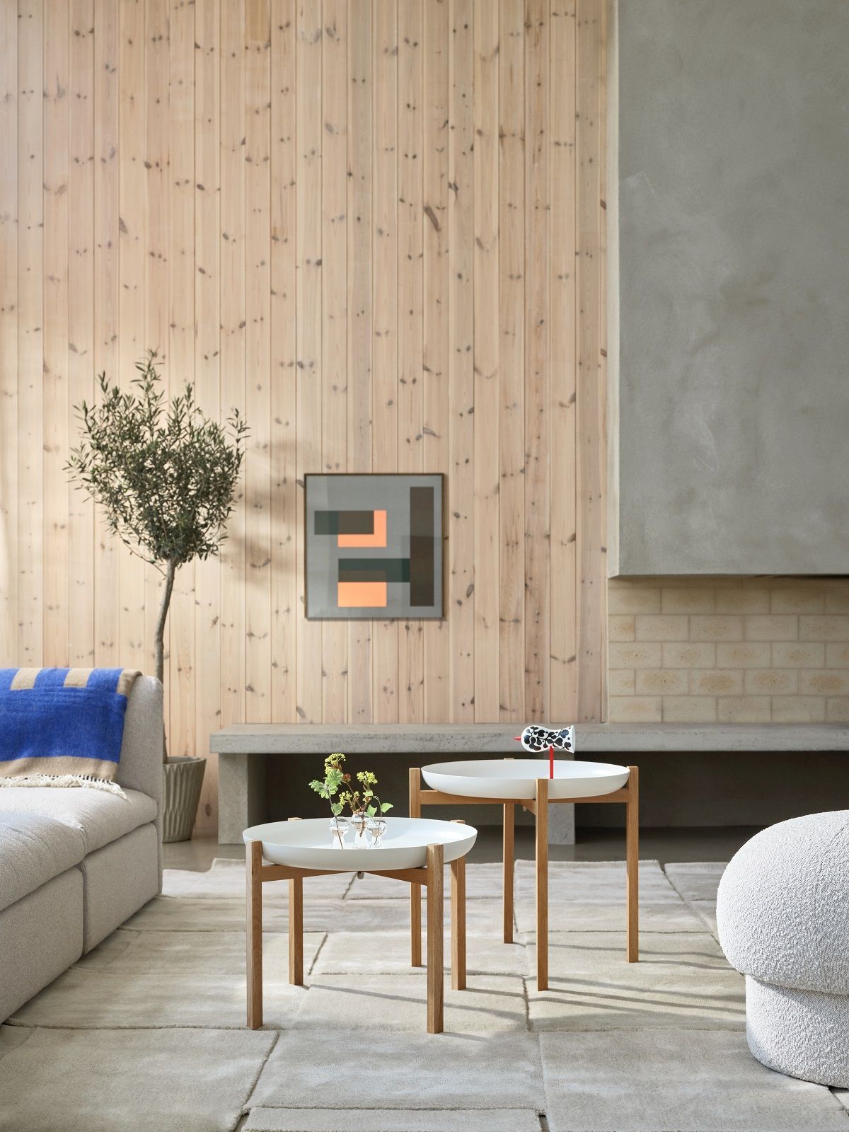 Tablo Table Set von Design House Stockholm als moderne Beistelltische im Wohnzimmer.