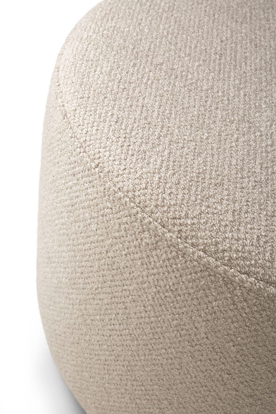 Detailaufnahme des Barrow Sitzhockers in Off White von Ethnicraft. Gemütlicher Hocker mit Textur.