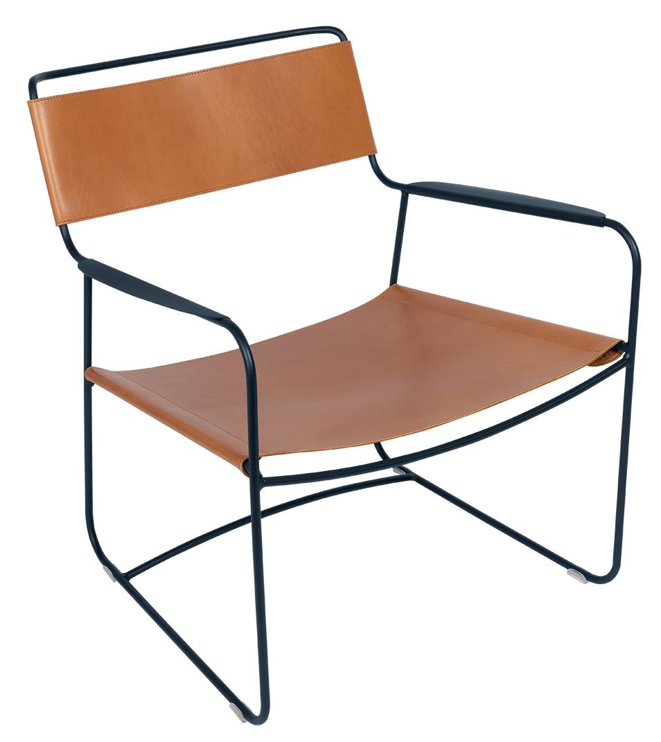 Surprising Ledersessel von Fermob für den Außenbereich, mit schwarzem Metallgestell und braunem Lederbezug.