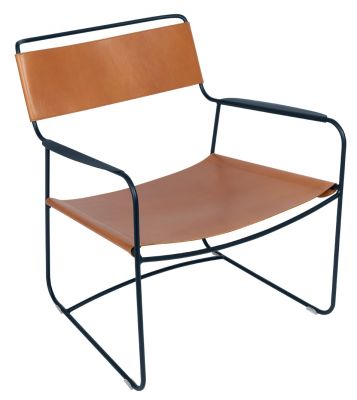 Surprising Ledersessel von Fermob für den Außenbereich, mit schwarzem Metallgestell und braunem Lederbezug.