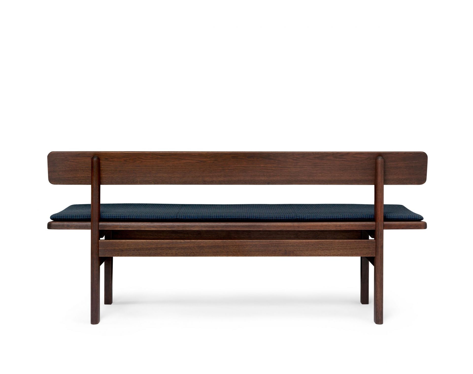 Asserbo Bank von Carl Hansen & Søn aus geöltem Eukalyptusholz mit blauem Sitzkissen.