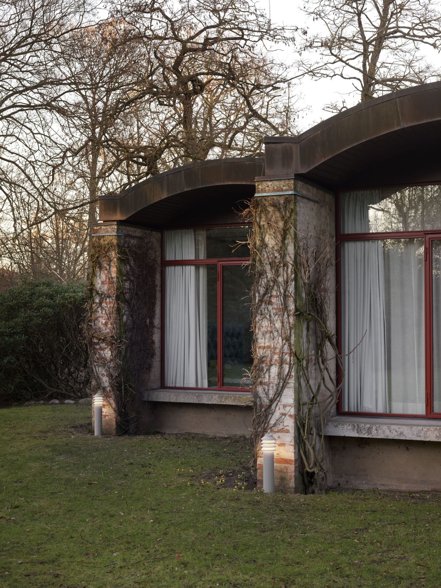 Bysted Garden Pollerleuchte von Louis Poulsen im Außenbereich, Gartenbeleuchtung für stimmungsvolle Atmosphäre.