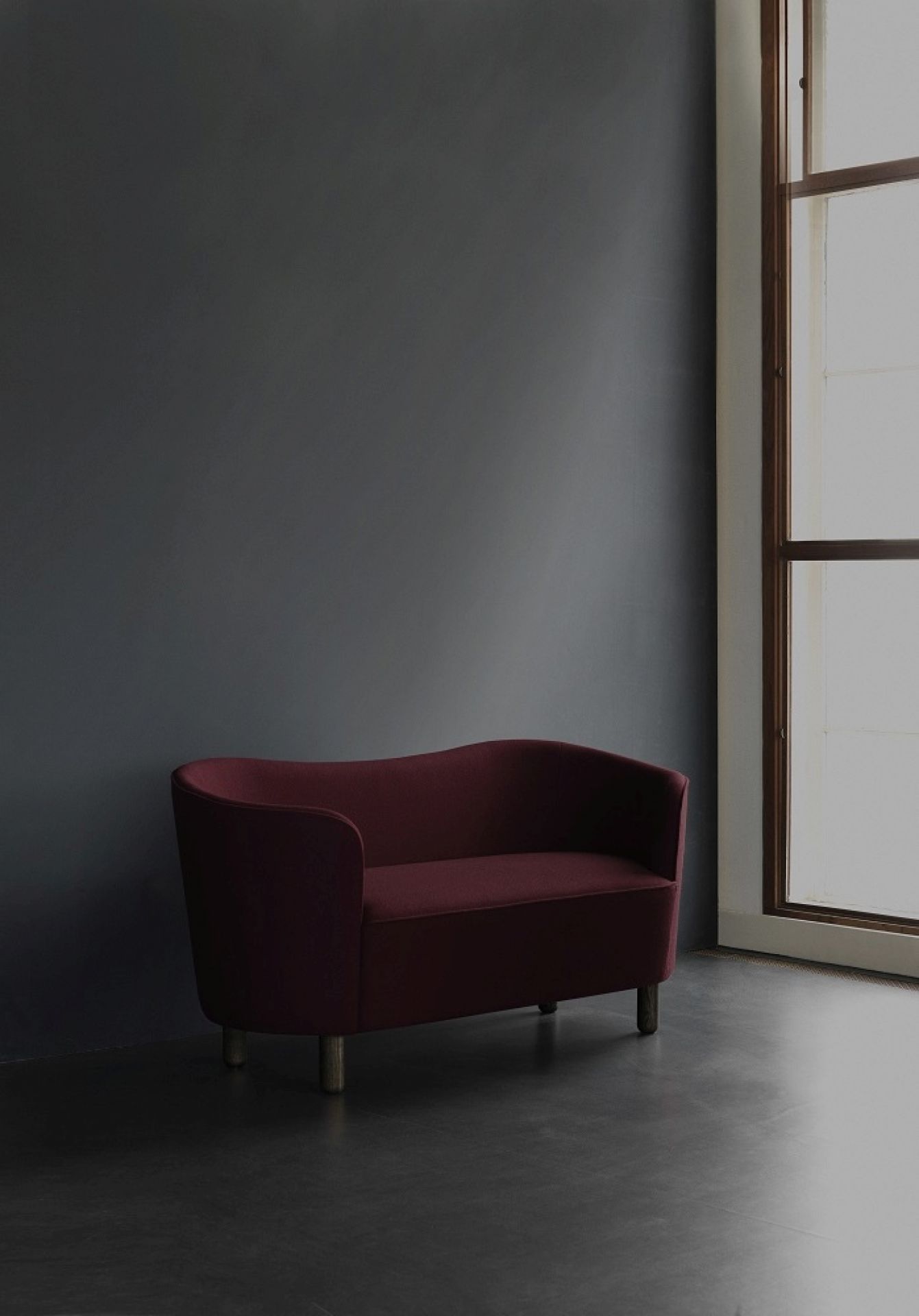 Burgunderrotes Mingle Sofa von Audo, ein eleganter 2-Sitzer für modernes Wohnen.