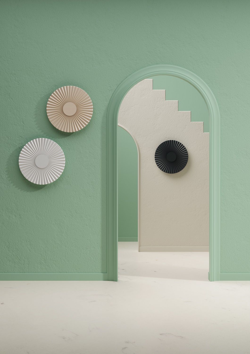 Carmen Wandleuchte von Hartô an grüner Wand, dekorative Wandleuchten in Weiß, Beige und Schwarz.