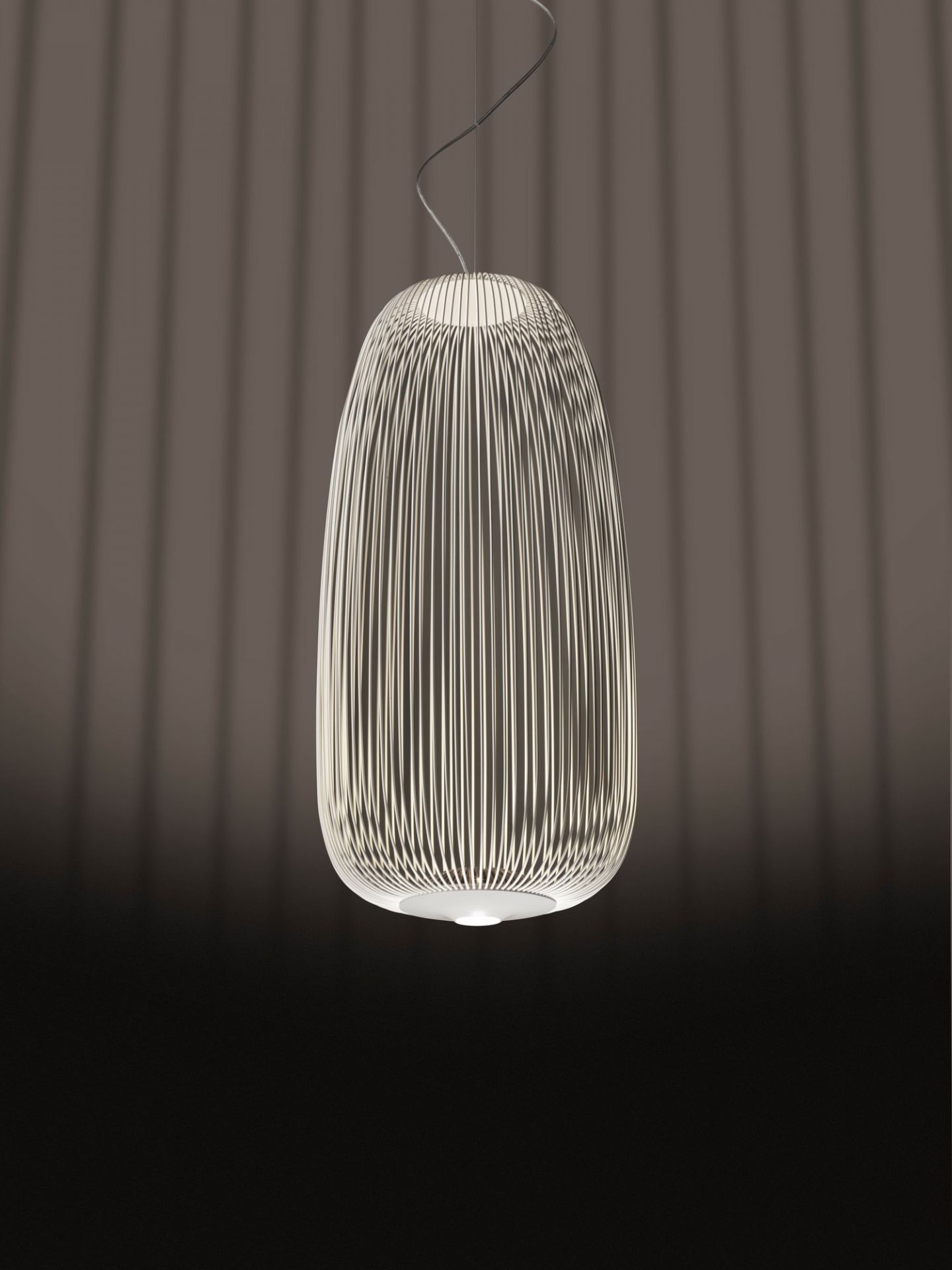 Nahaufnahme der Spokes Pendelleuchte von Foscarini in Kupfer, moderne LED-Hängelampe für Wohnzimmer.