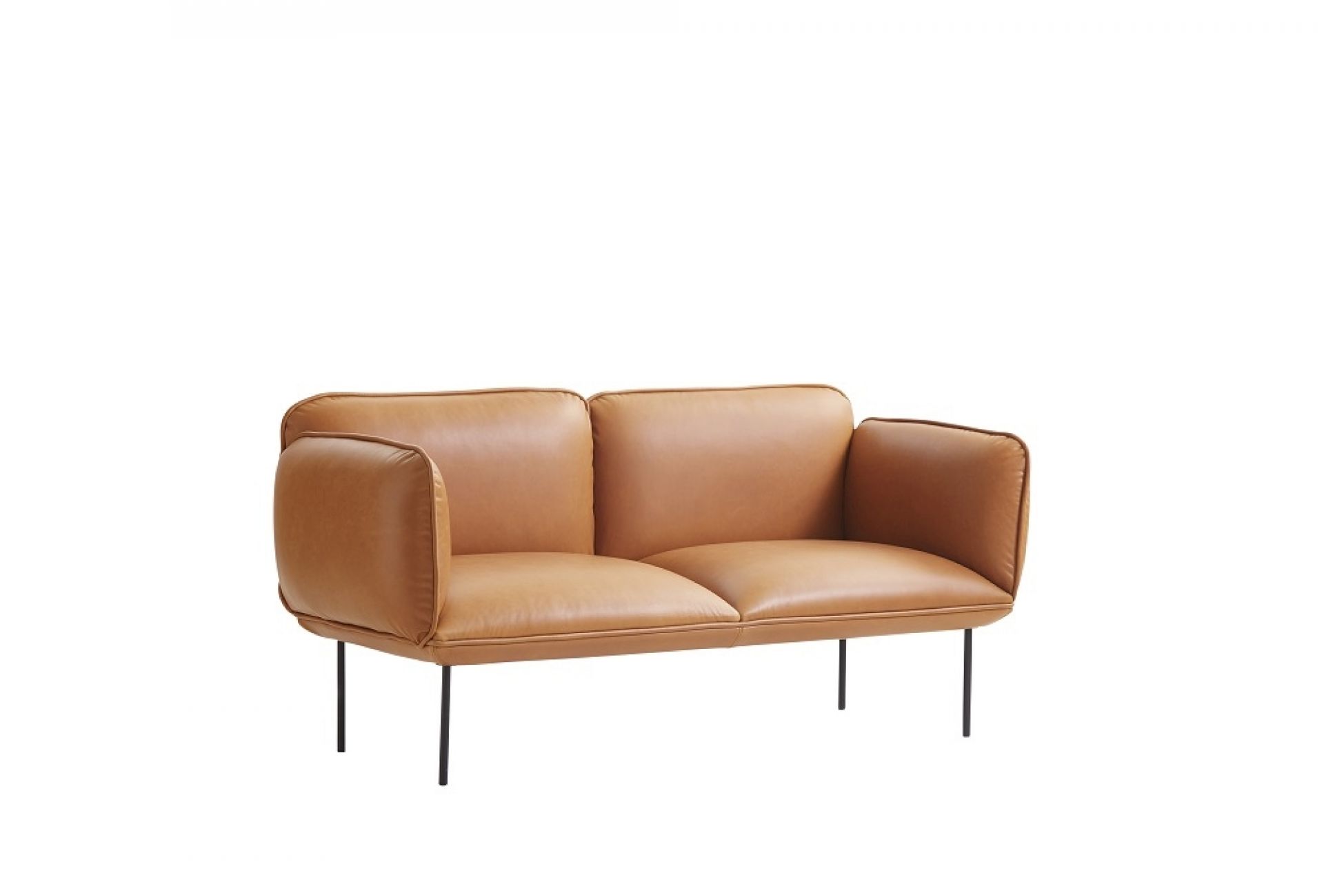 Nakki Sofa: Modernes 2-Sitzer Ledersofa in Cognac von Woud mit schwarzen Füßen.