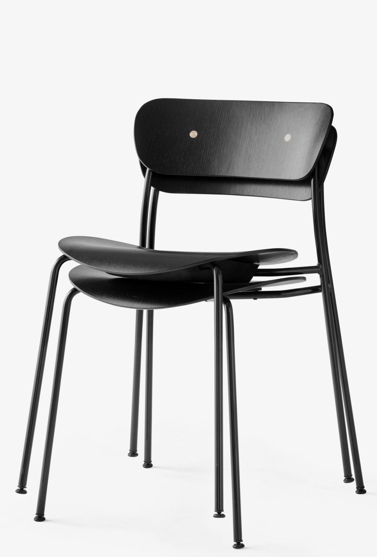 Schwarzer Pavilion Stuhl von AndTradition: Moderner Esszimmerstuhl mit Holzschale und filigranem Stahlgestell.