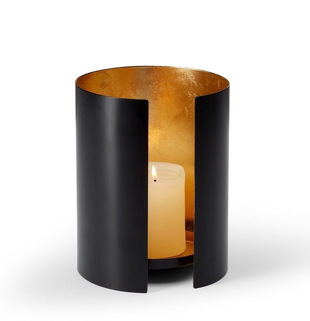 ISABELLE Kerzenhalter: Schwarzer, zylindrischer Kerzenständer mit Blattgold-Innenseite und brennender Kerze. Dekoratives Wohnaccessoire für stimmungsvolles Licht.