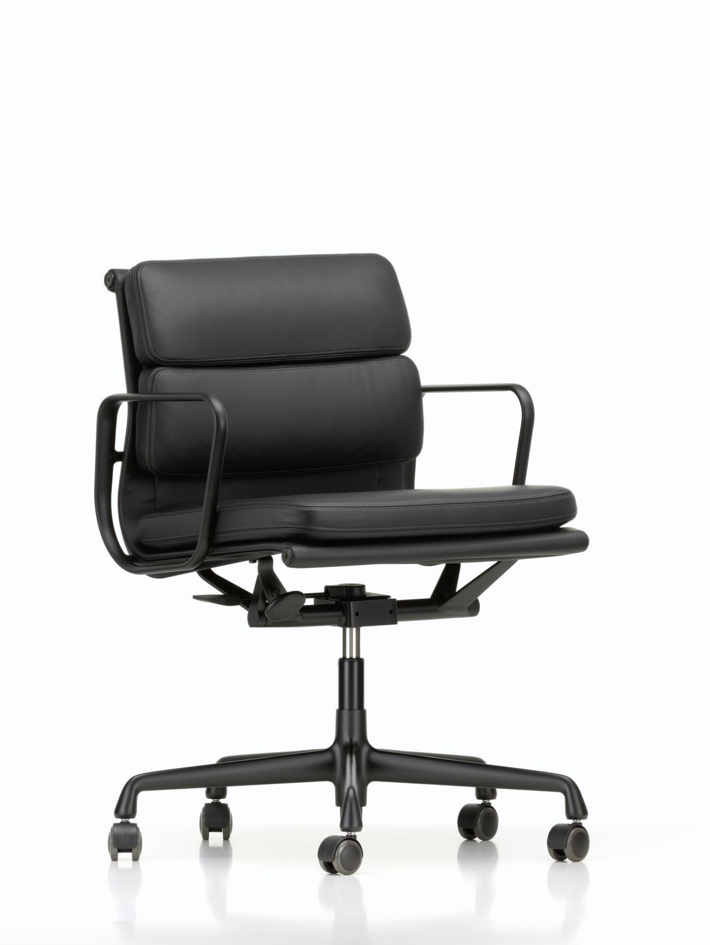 Schwarzer Soft Pad Chair EA217 von Vitra, ein Bürostuhl mit Lederbezug und Rollen.