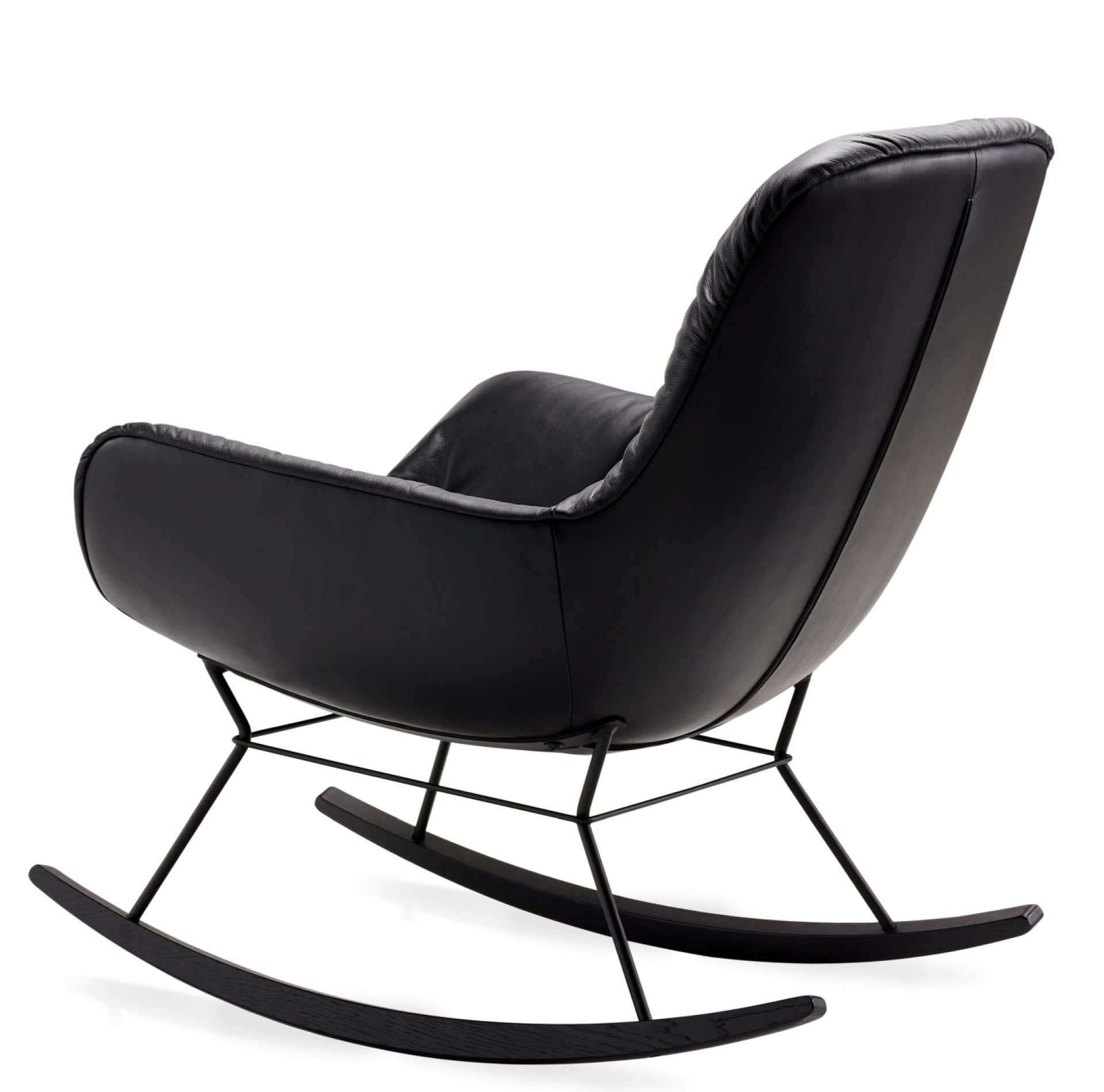 Schwarzer Leya Schaukelsessel mit Lederbezug und Kufengestell von Freifrau Manufaktur, Rückansicht. Komfortabler Lounge Chair.