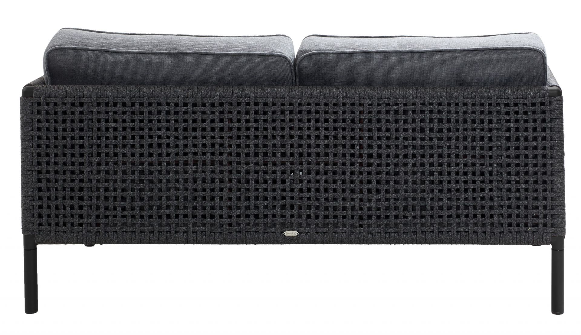 Rückansicht des Encore 2-Sitzer Sofas von Cane Line mit grauen AirTouch Kissen. Gartenmöbel.