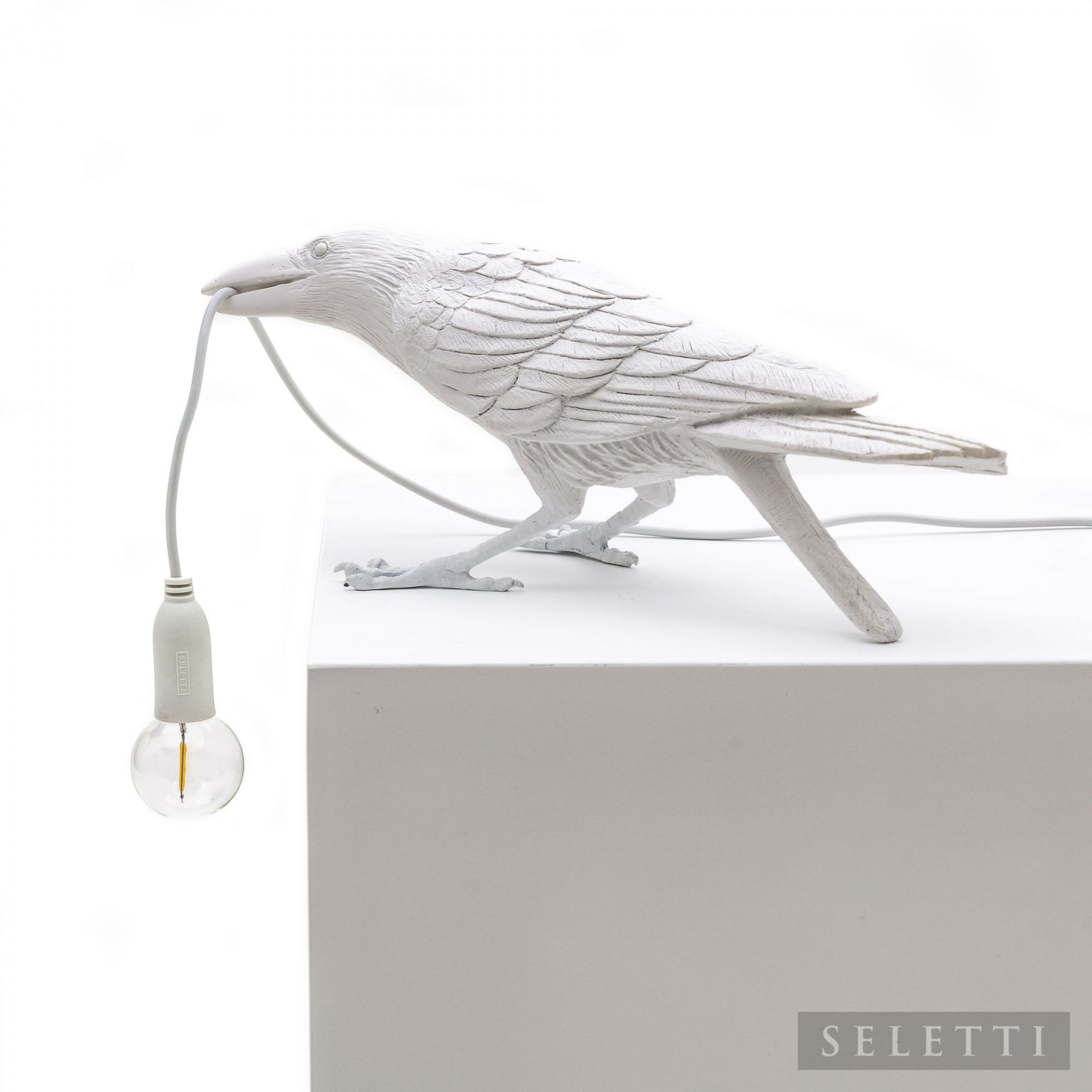 Weiße Bird Lamp Leuchte von Seletti: Dekorative Vogellampe mit Glühbirne im Schnabel.