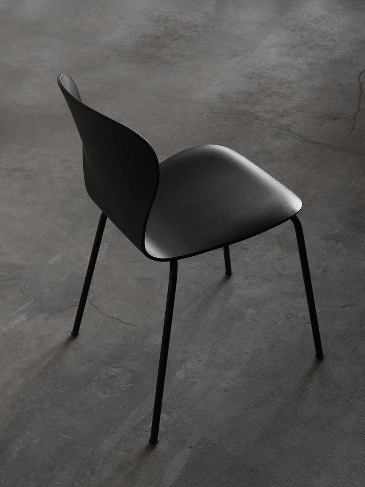 Schwarzer S 220 Formholzstuhl von Thonet, ein moderner Stuhl ohne Armlehne mit Stahlrohrgestell.