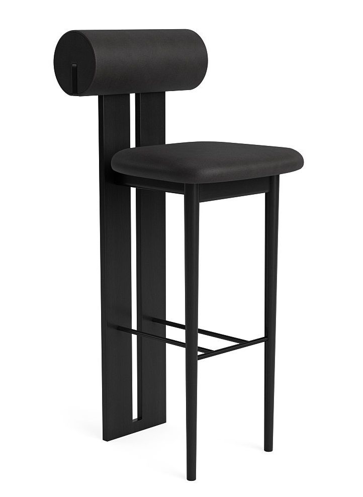 Schwarzer Hippo Barhocker von NORR11 mit Rückenlehne und Fußstütze, ideal für die Bar.