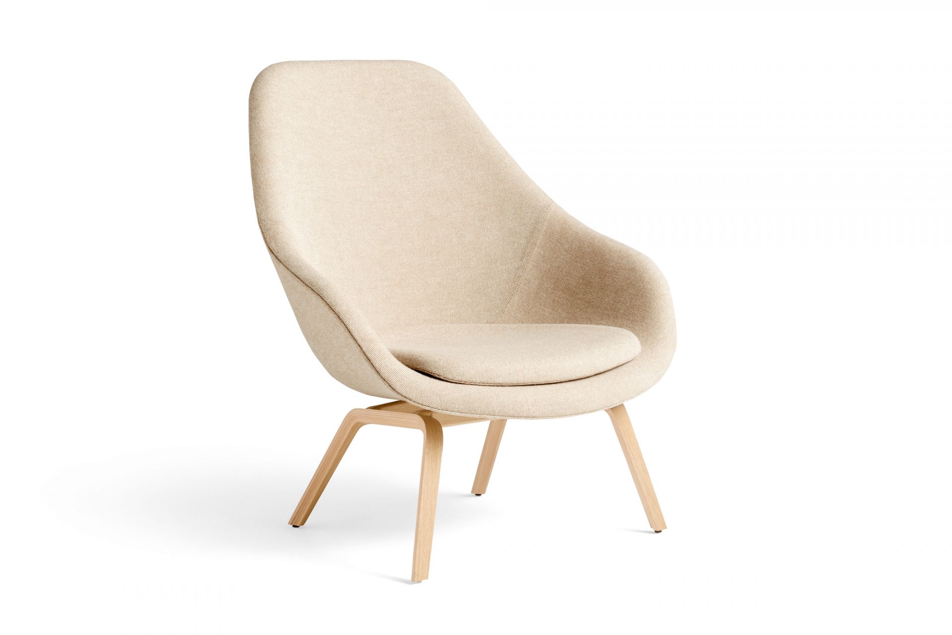 Beiger About a Lounge AAL 93 Sessel von Hay mit Holzgestell, freigestellt auf Weiß.