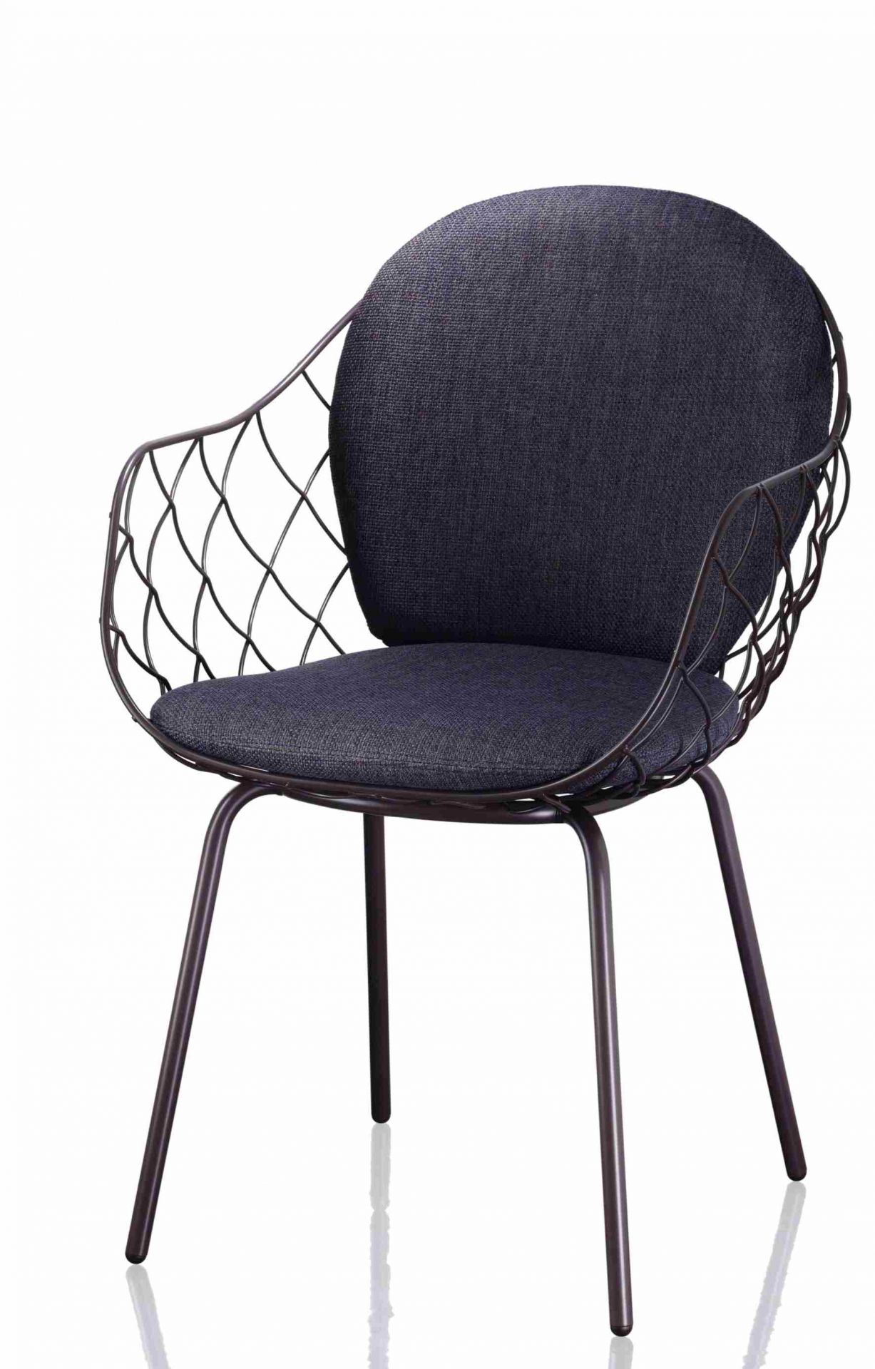 Piña Armchair Sessel von Magis mit dunkelblauem Sitzkissen und Stahlgestell auf weißem Hintergrund.
