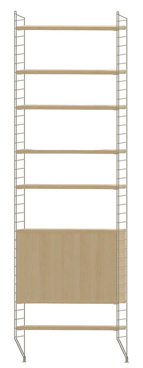 Wohnzimmer String Regal mit hellem Holzschrank und Regalböden, modernes skandinavisches Design.