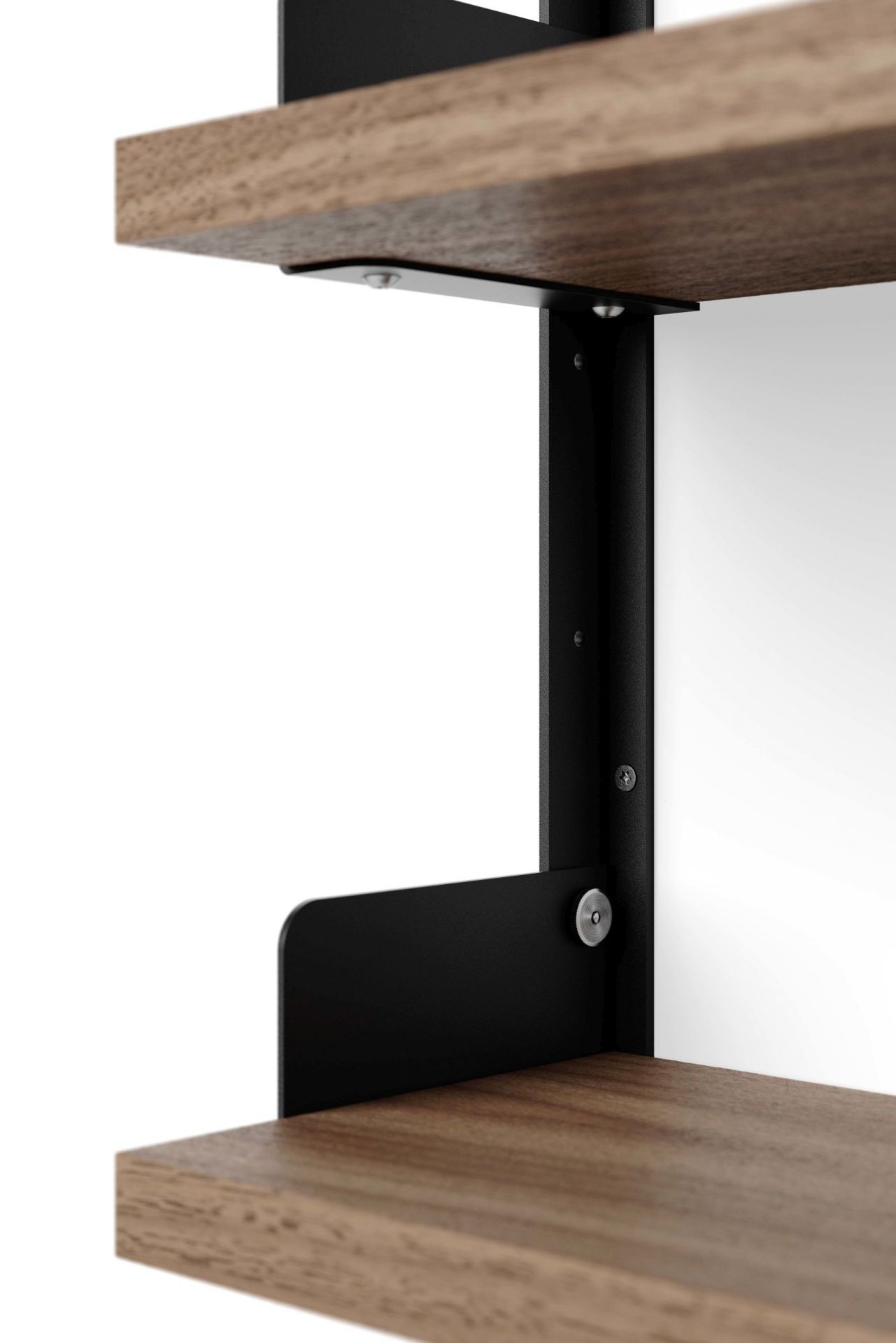 Detailaufnahme des New Works Tee Regals in Walnuss, zeigt die schwarze Halterung und Holzregalböden.