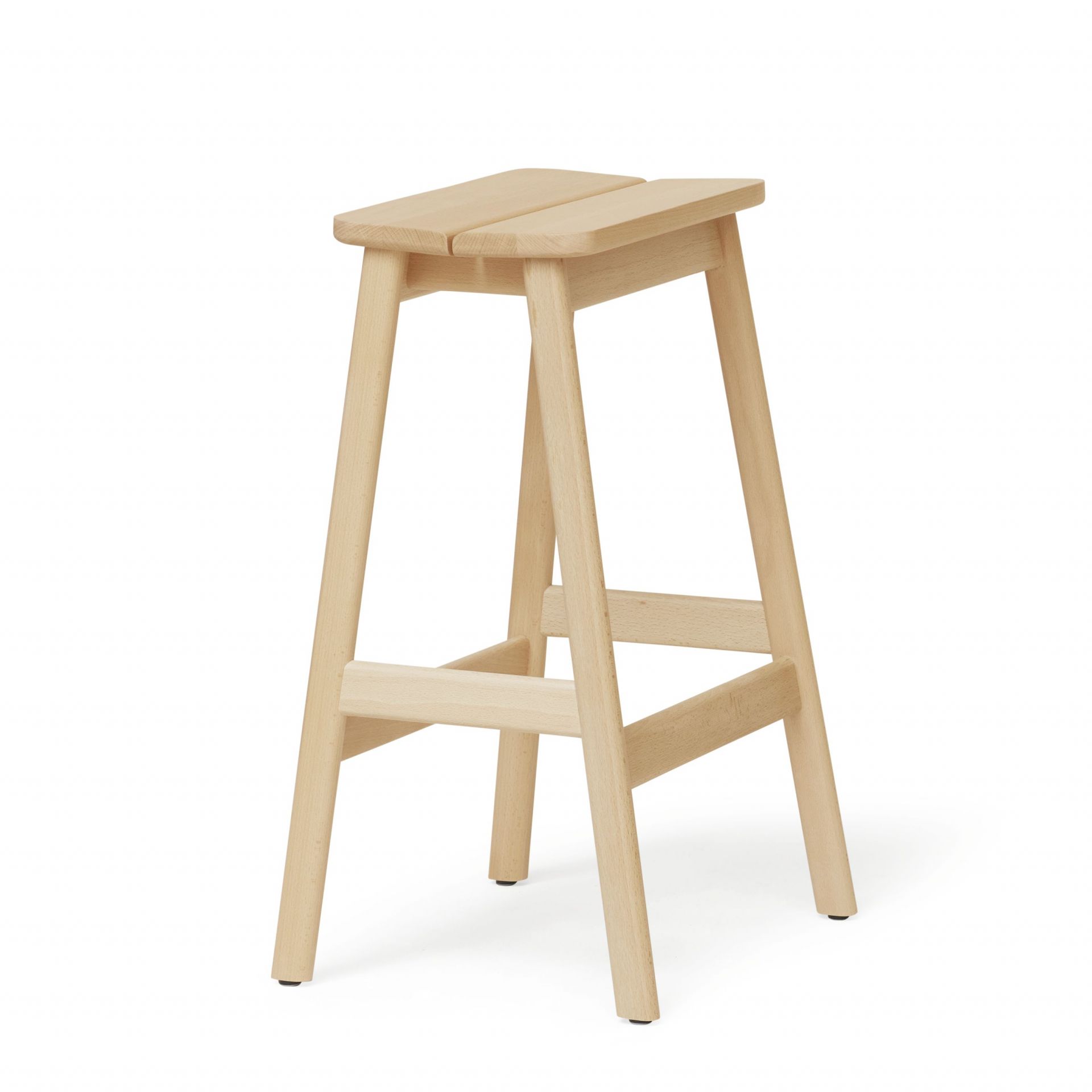 Angle Barhocker von Form & Refine aus hellem Holz, minimalistisches Design für Küche und Bar.