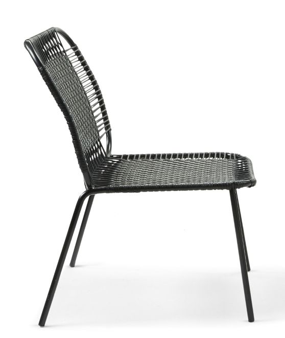 Schwarzer Cielo Lounge Chair für den Außenbereich, niedriger Sessel mit geflochtener Sitzfläche und Rückenlehne.