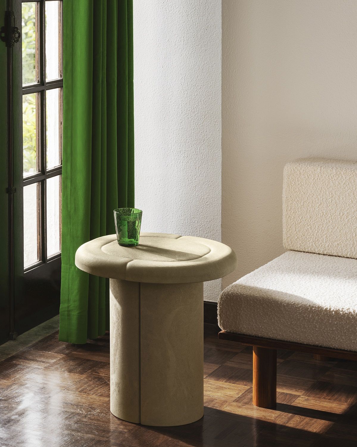 Beiger Alder Beistelltisch von Mater, geeignet für Innen- und Außenbereich, mit grünem Glas darauf.