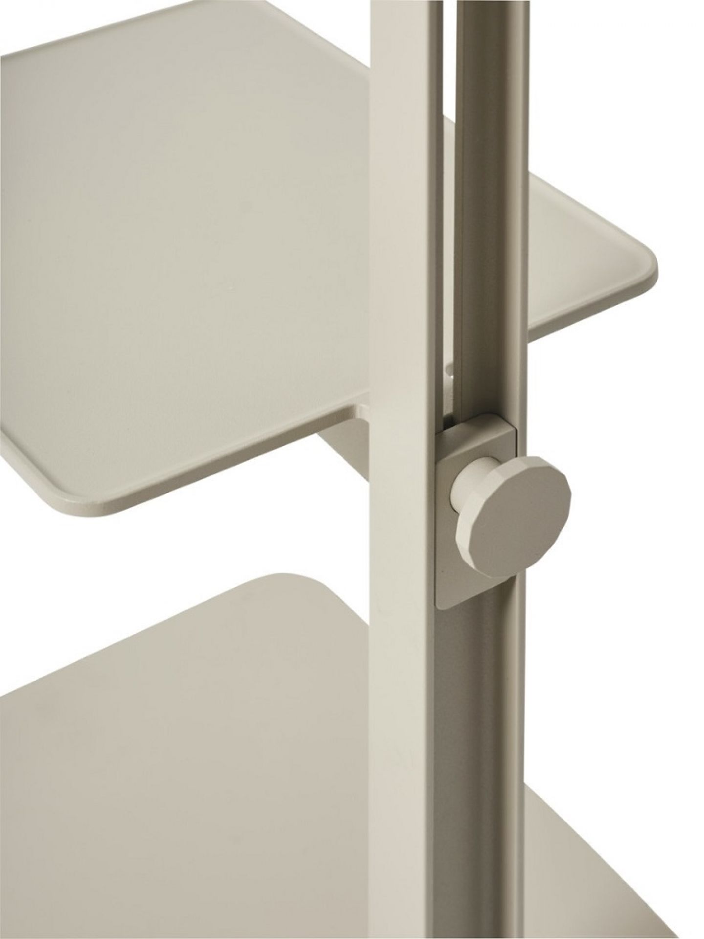 Detailaufnahme: Beiger Museum Sidetable Beistelltisch von String Furniture, höhenverstellbar mit zwei Ablageflächen.