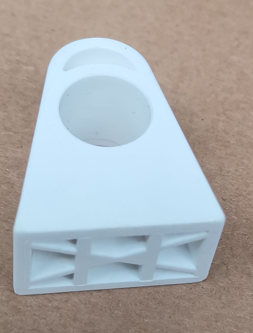 Weißer Abstandshalter/Gummipuffer für Siebener Stuhl, Ersatzteil für Fritz Hansen Designklassiker, Detailansicht.