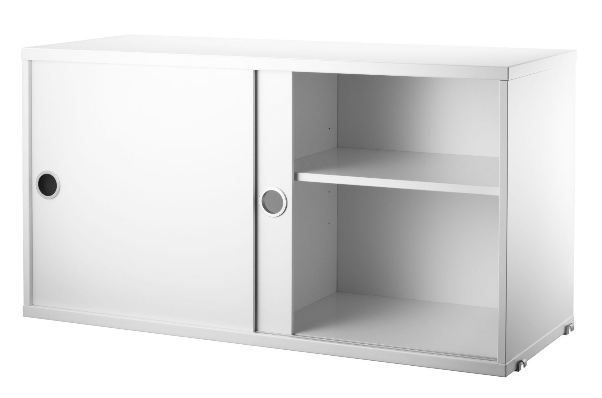 Weißes String Schrankelement mit Schiebetüren, teilweise geöffnet, mit einem Regalboden für modulare Aufbewahrung.