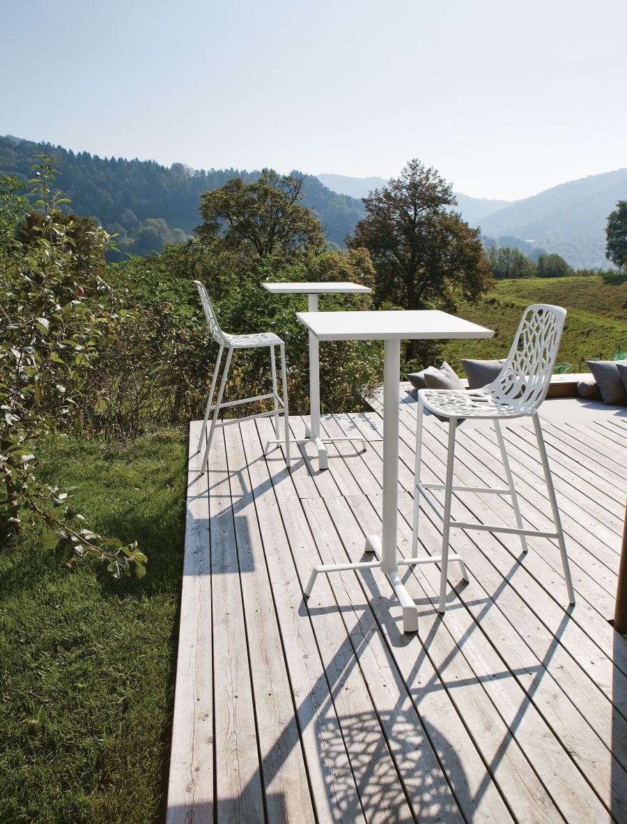 Forest Barhocker Pearly Gold von Fast, hoher Outdoor-Hocker mit Rückenlehne, weiß, auf Holzterrasse.