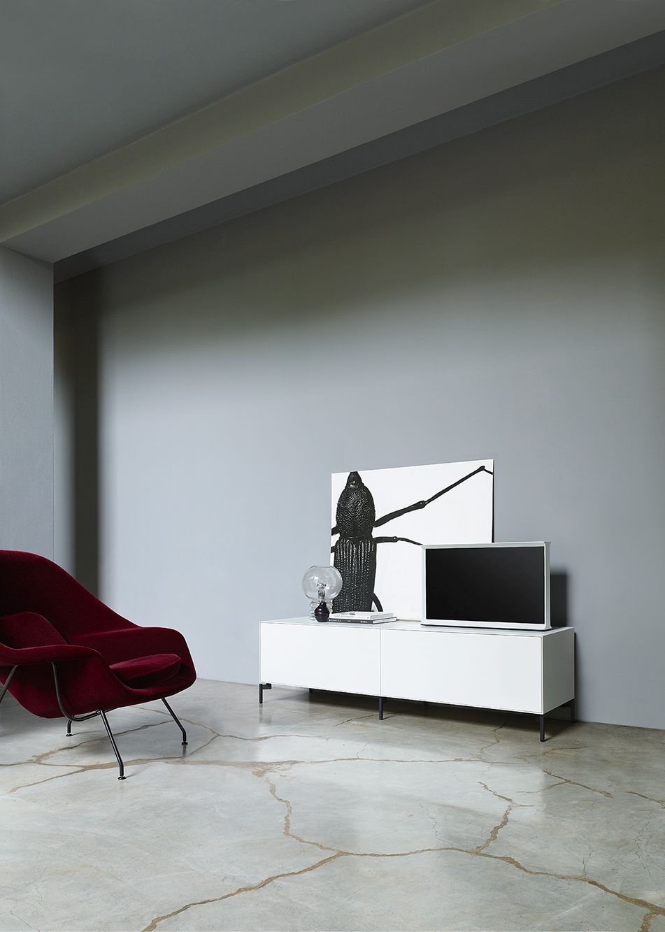 Weißes Nex Pur Box TV-Lowboard von Piure mit Medienklappe und minimalistischem Design.