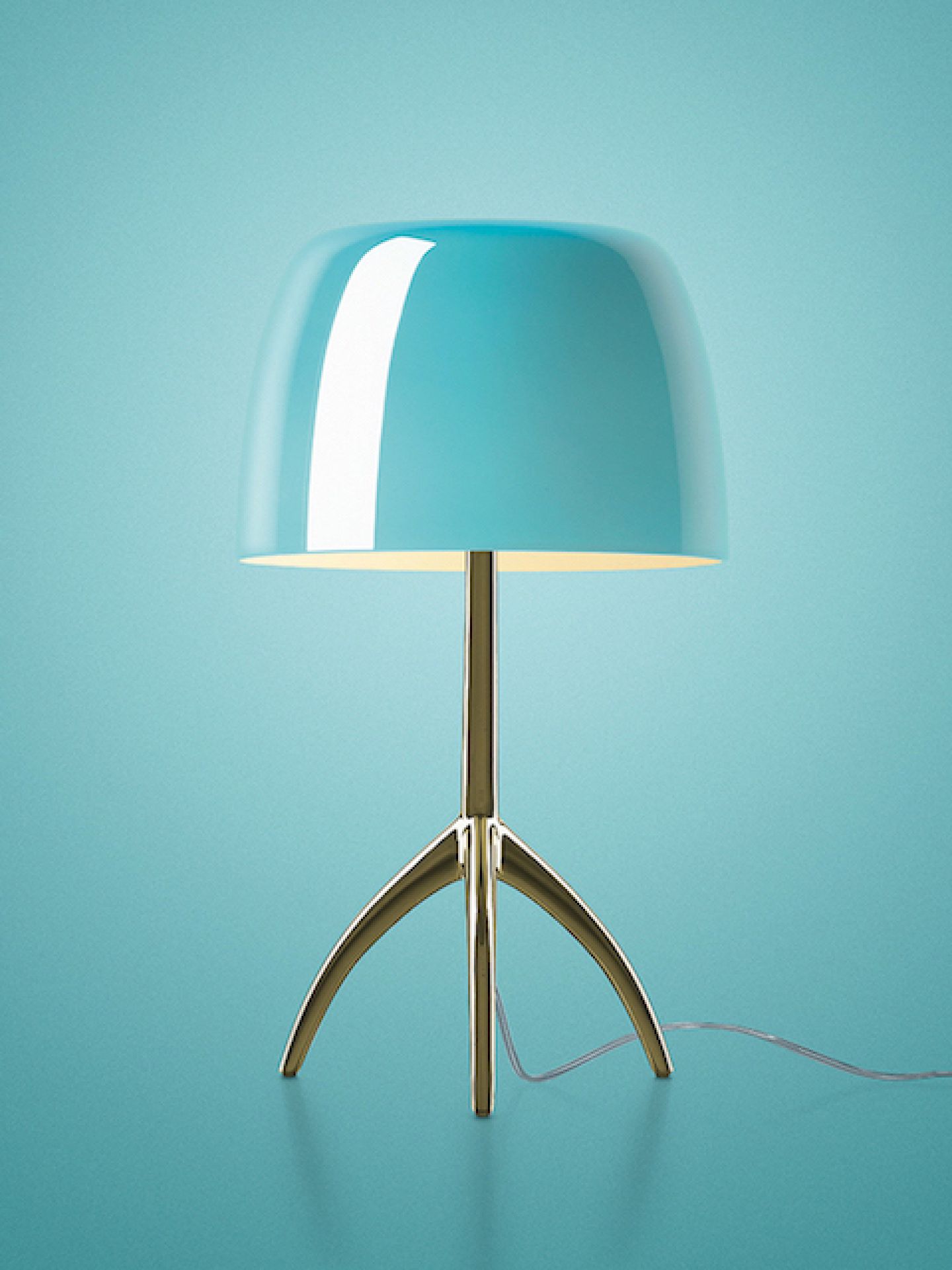 Lumiere Grande Tischleuchte von Foscarini: Blaue Designerlampe mit Aluminiumfuß und warmweißem Licht.