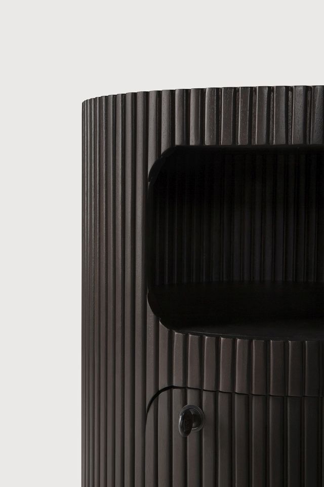 Detailaufnahme des Ethnicraft Rollcontainers Boomerang aus geriffeltem, dunklem Holz mit Schublade und Ablage.