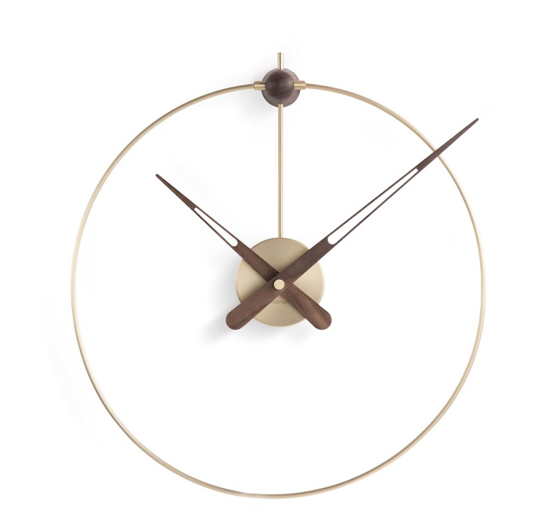 Nahaufnahme der Micro Anda Clock Wanduhr von Nomon mit goldenem Rahmen und Holzzeigern.