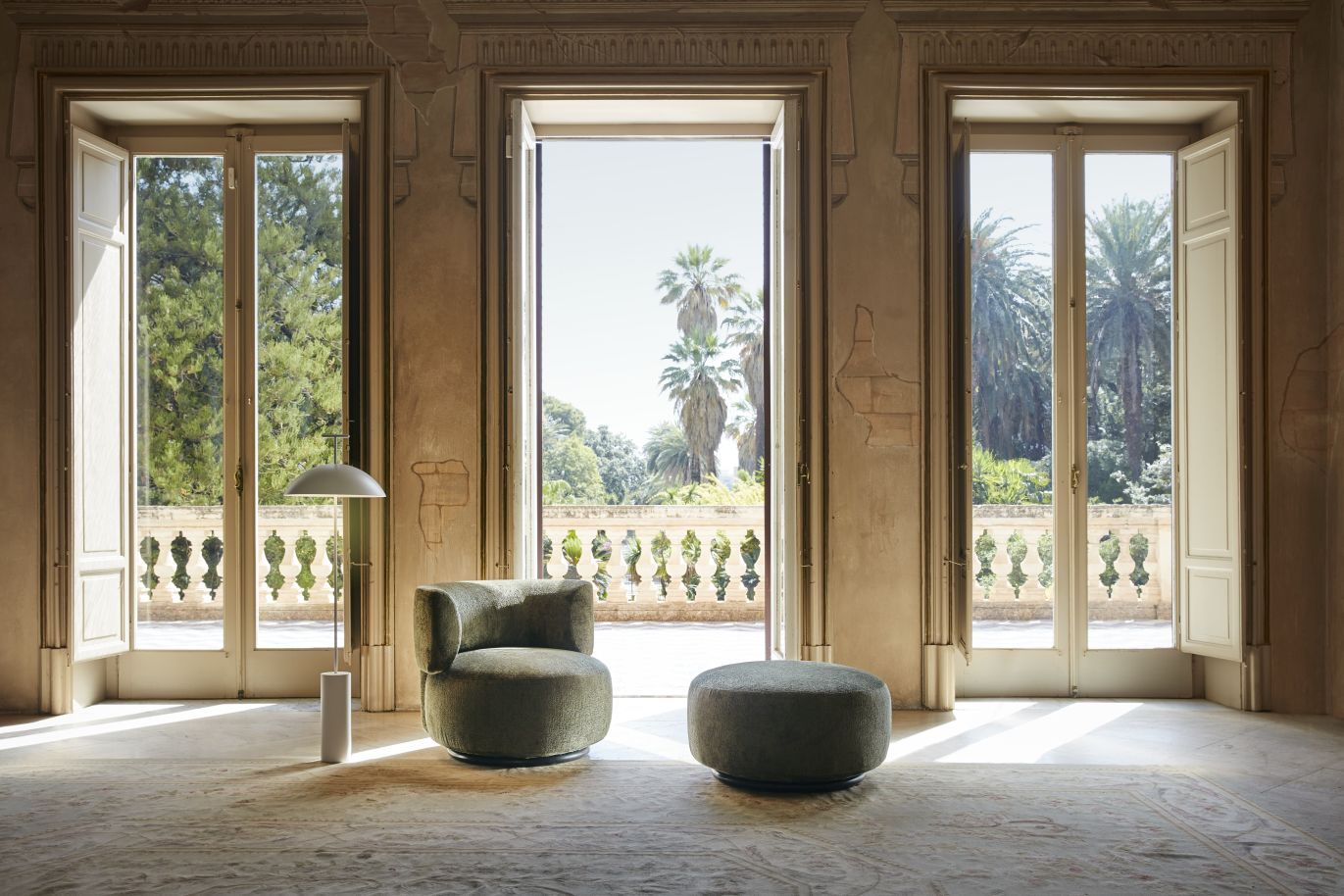 K-Wait Sessel von Kartell, Bouclé-Bezug, Ecru-Ton, mit passendem Hocker in hellem, sonnendurchflutetem Raum.