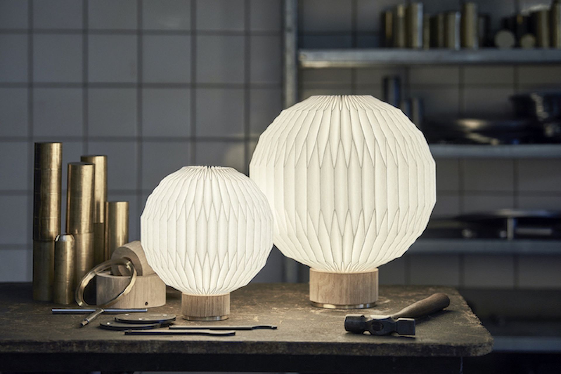 Le Klint Tischleuchte Model 375 mit hellem Eichenfuß und plissiertem Papierschirm.