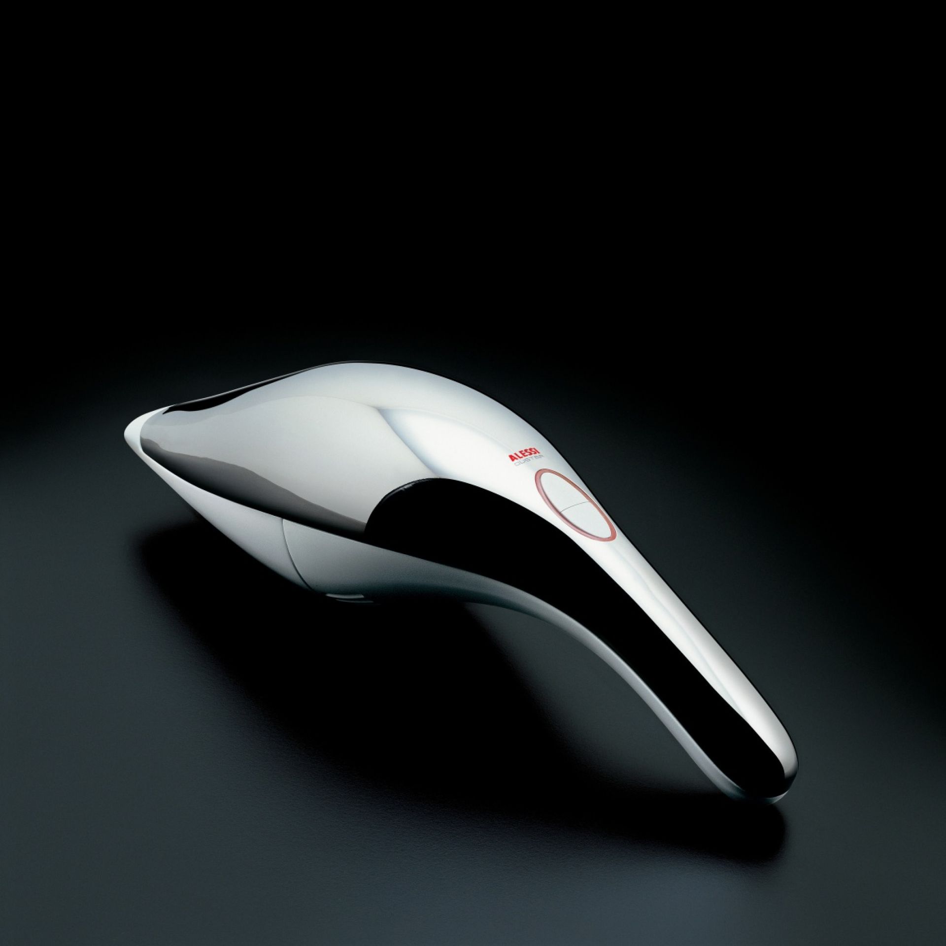 Nahaufnahme des silbernen Alessi Akkusaugers SG67 W auf dunklem Untergrund. Handstaubsauger für die Küche.