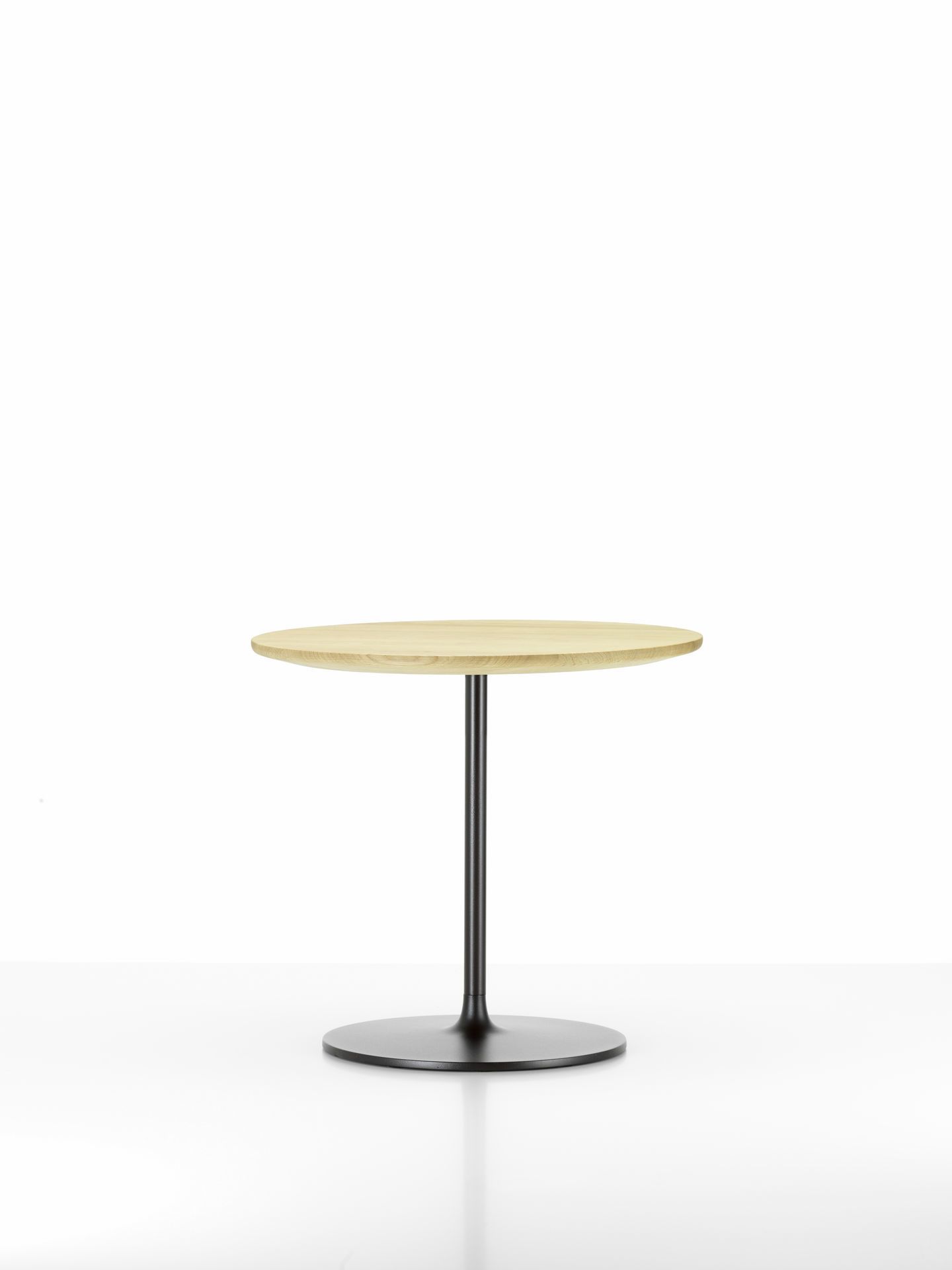 Vitra Occasional Low Table: Runder Beistelltisch mit hellem Holz und schwarzem Metallfuß.
