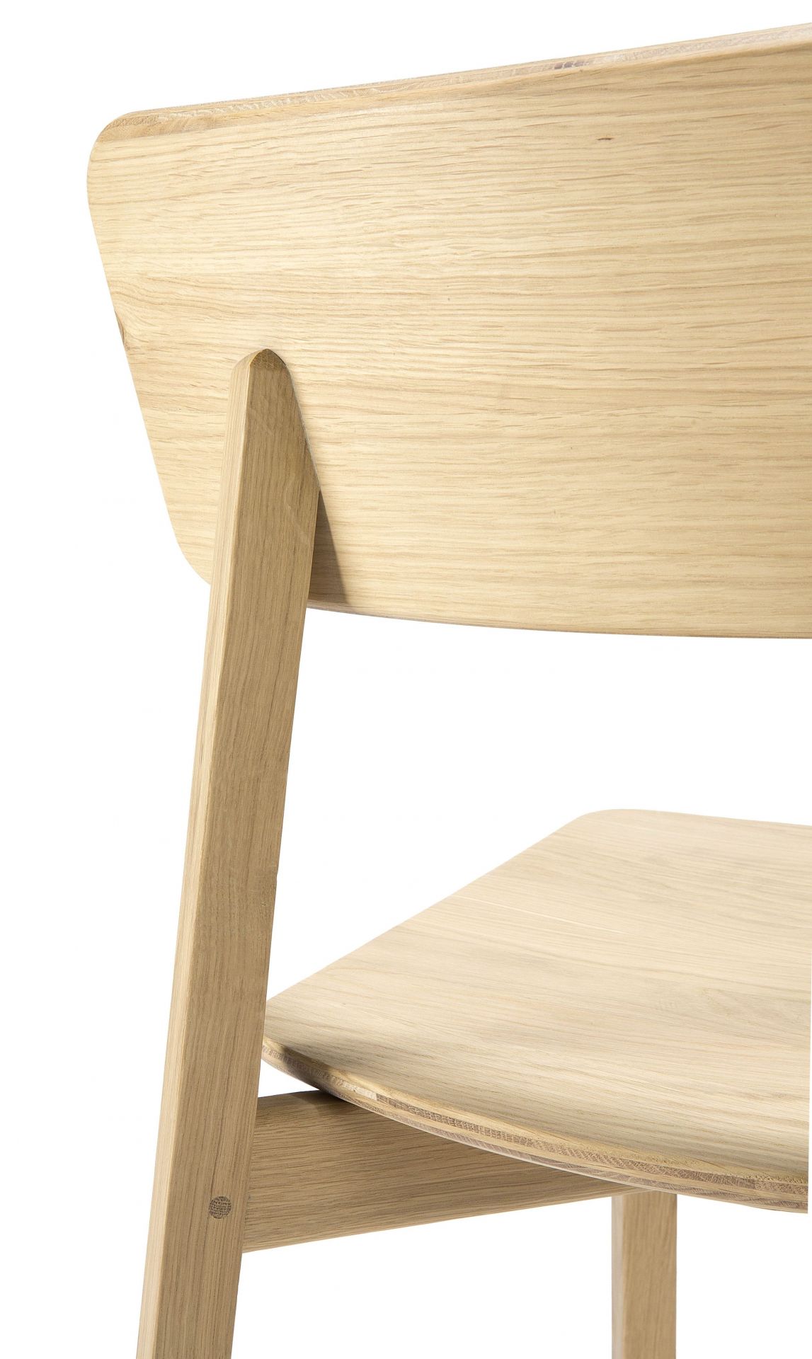 Detailaufnahme des Casale Stuhls von Ethnicraft aus Eiche, zeigt Rückenlehne und Sitzfläche.