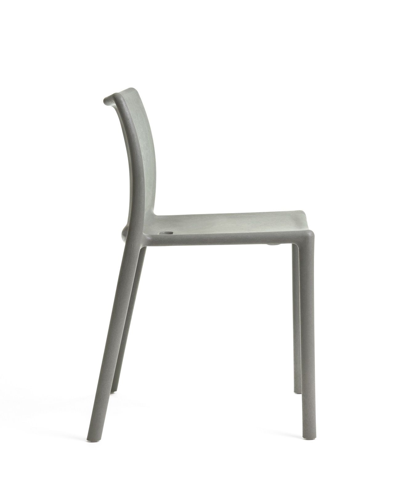 Grauer Magis Air-Chair Stuhl aus recyceltem Material, geeignet für drinnen und draußen.