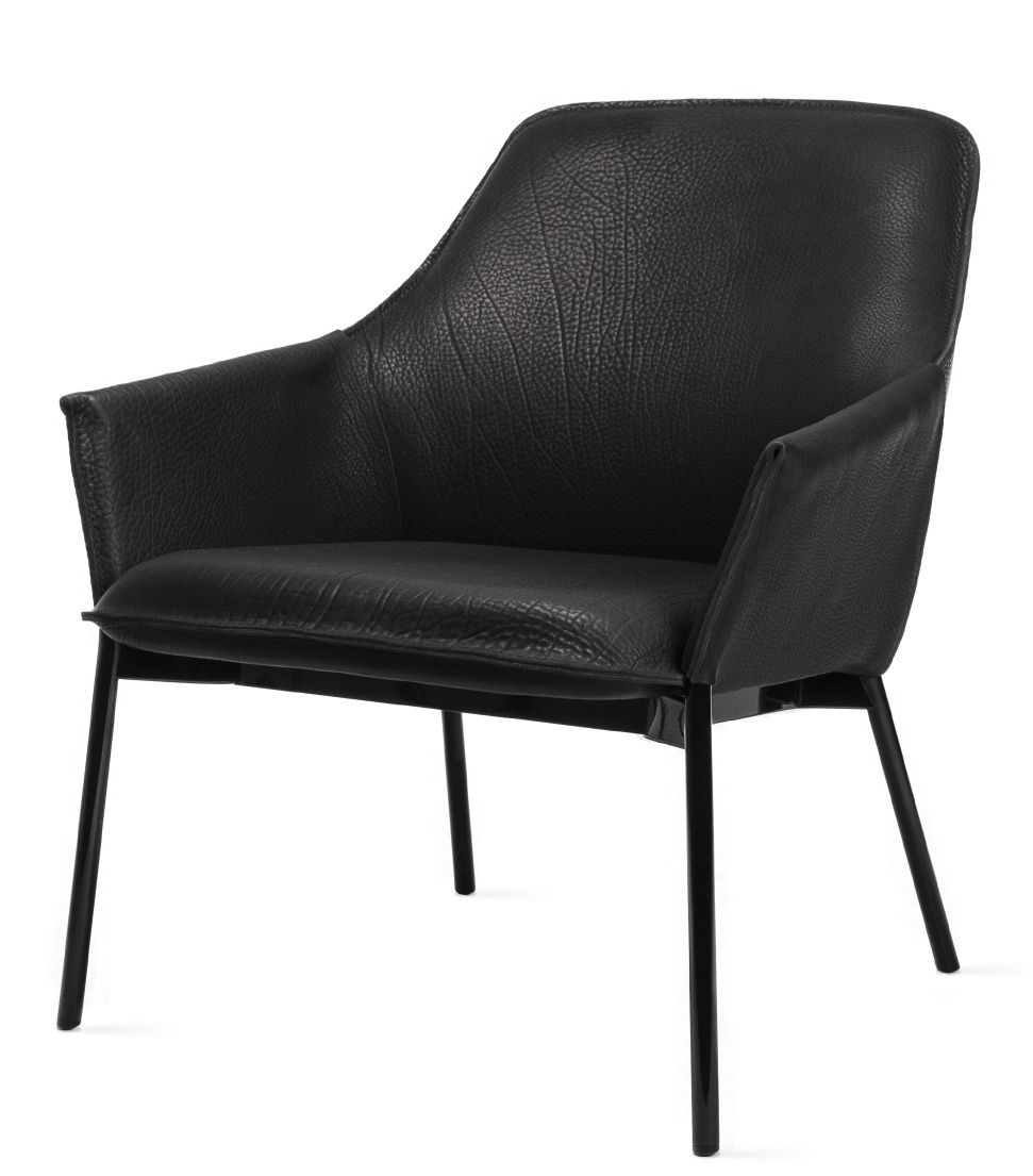 Schwarzer Grace Lounge Chair Low von Freifrau Manufaktur mit Lederbezug und filigranem Metallgestell.