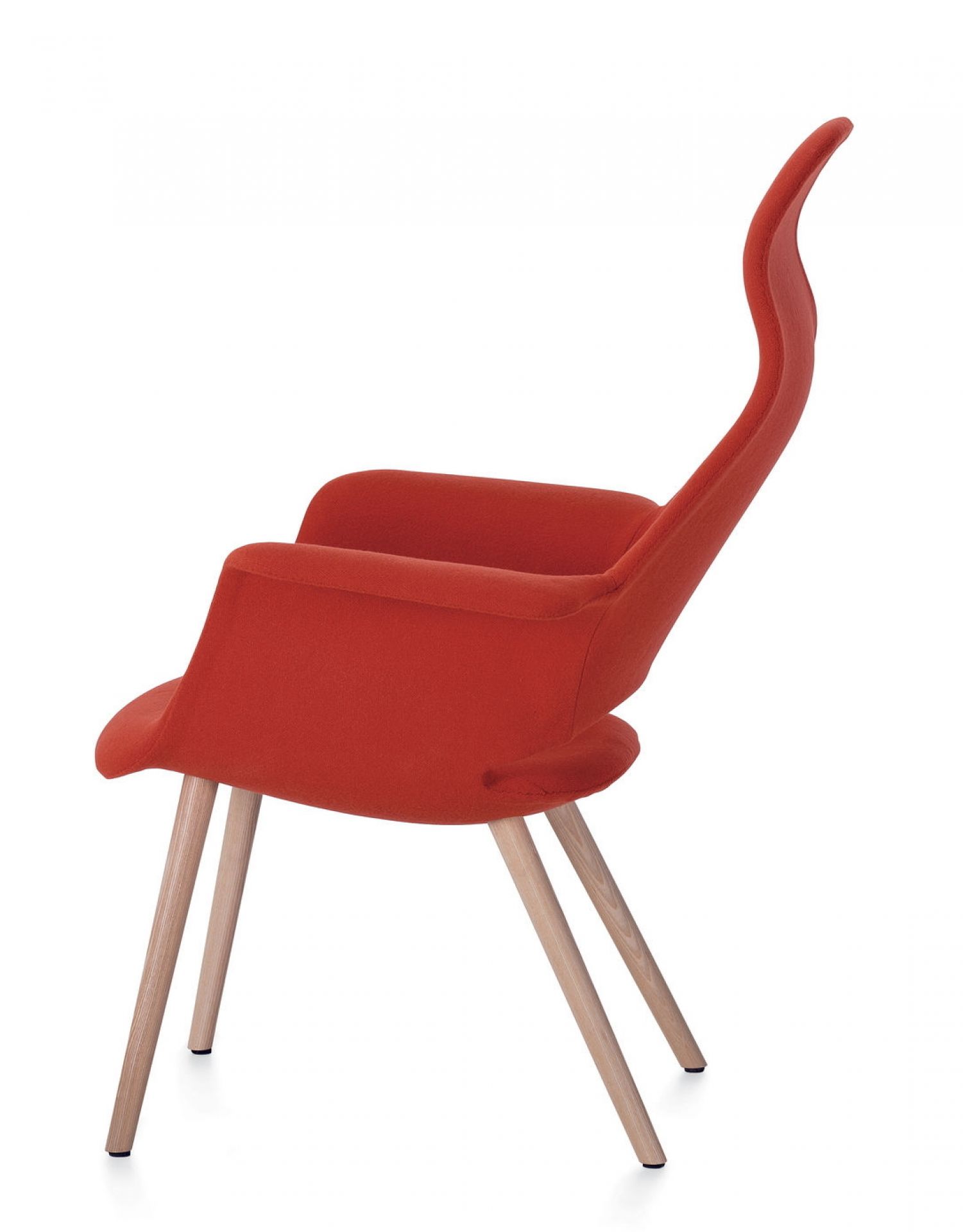 Roter Organic Highback Chair Stuhl von Vitra mit Holzbeinen, seitliche Ansicht. Designstuhl für Wohnzimmer.