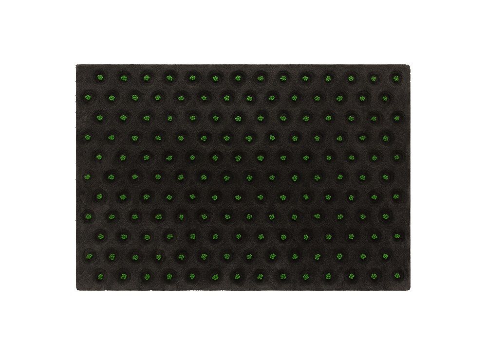 Rechteckiger La Geria Teppich von Gan mit dunklem Hintergrund und grünen Akzenten.