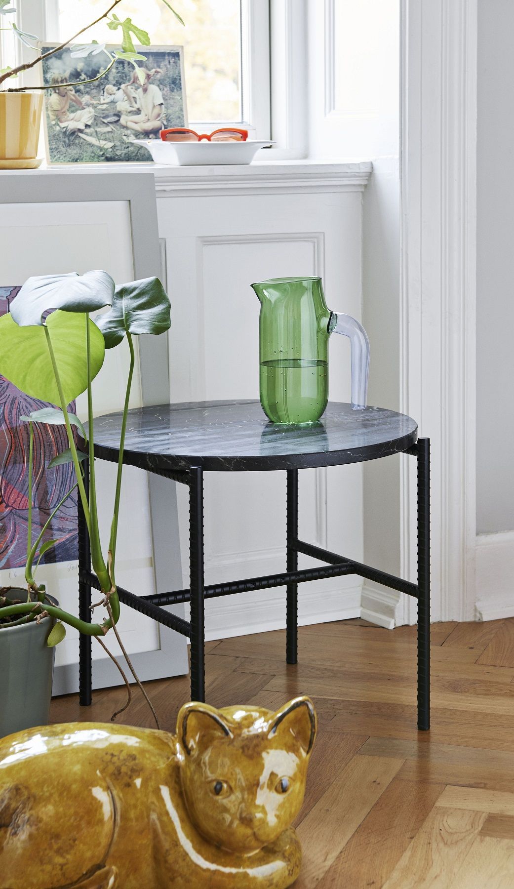 Hay Rebar Beistelltisch mit Marmorplatte und schwarzem Stahlgestell, dekoriert mit grüner Karaffe.