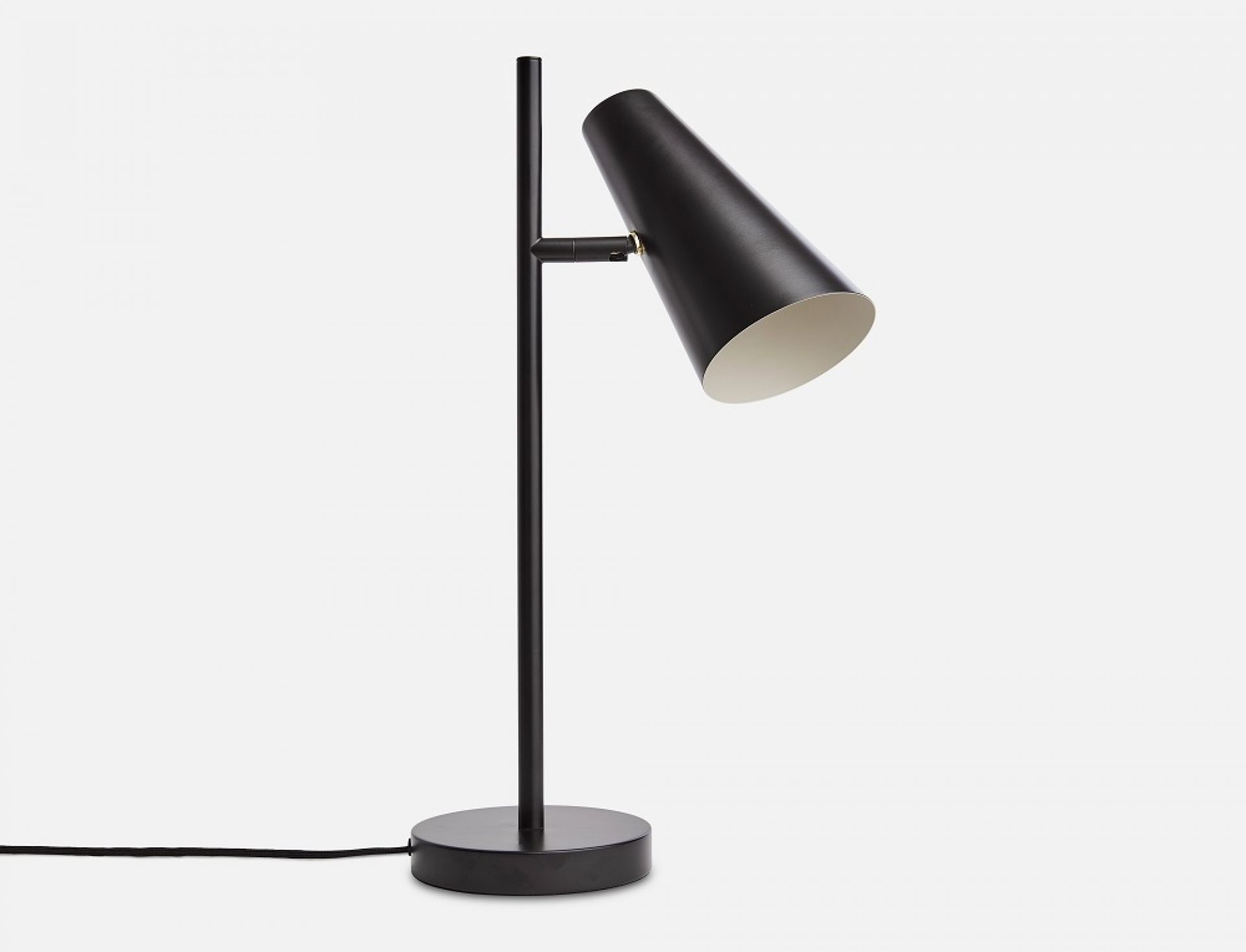 Schwarze Cono Tischleuchte von Woud: Moderne Schreibtischlampe mit konischem Lampenschirm und minimalistischem Design.