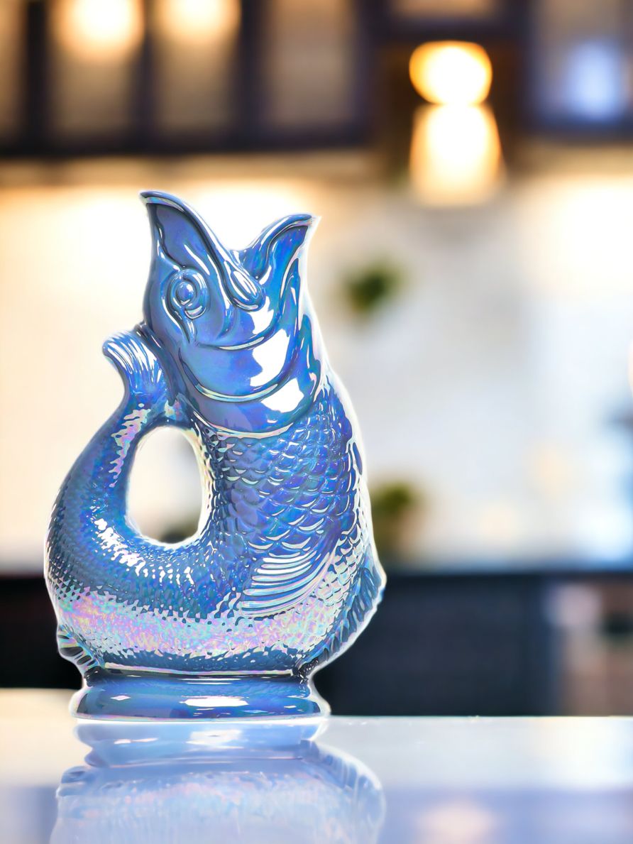 Gluckigluck Karaffe in Blau mit schimmerndem Glanz, Fisch-Design, Keramik Wasserkaraffe für Tischdeko.
