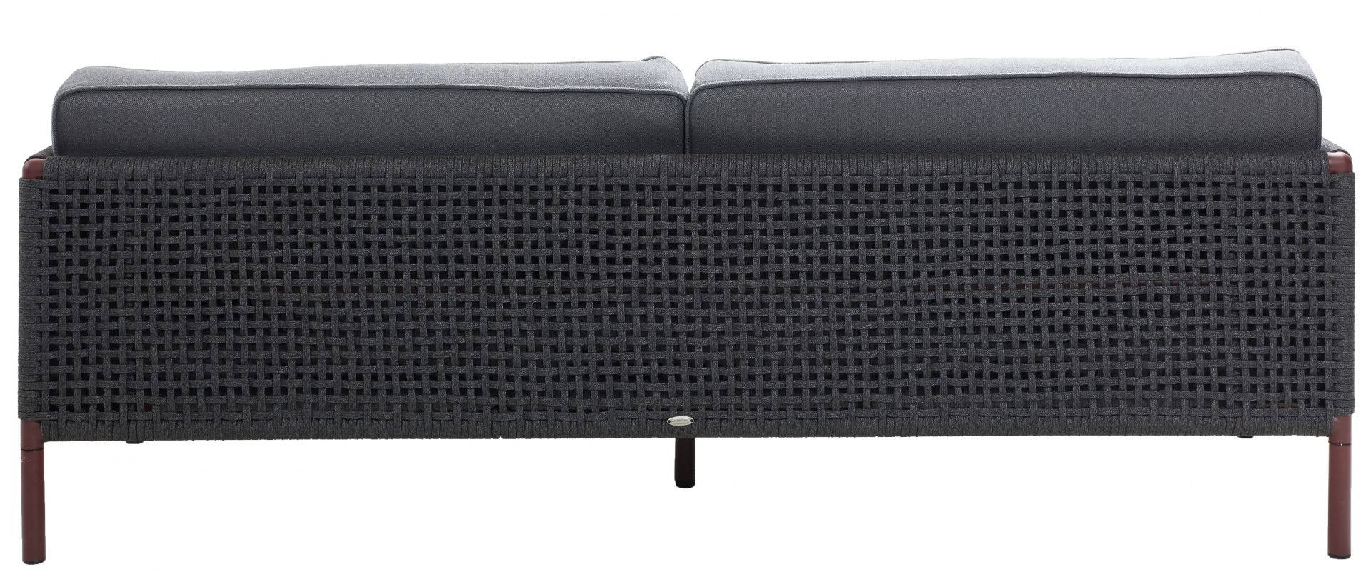 Rückansicht des Cane-Line Encore 3-Sitzer Sofas in Bordeaux mit grauen AirTouch Kissen.