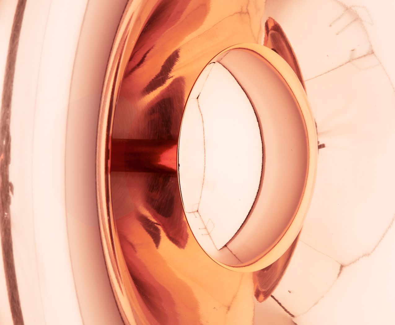 Detailaufnahme der Tom Dixon Void Surface LED-Wandleuchte in Kupfer, modernes Design für stilvolle Innenbeleuchtung.