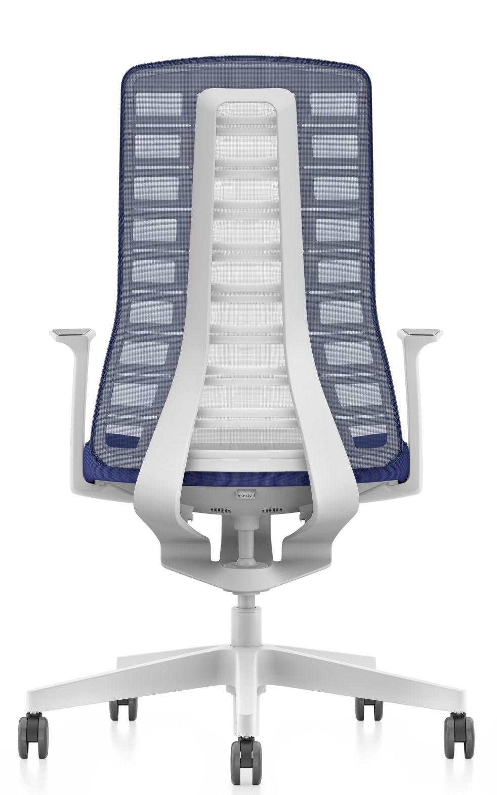 Rückansicht des PUREis3 Drehstuhls von Interstuhl mit blauem Netzrücken und weißem Rahmen.